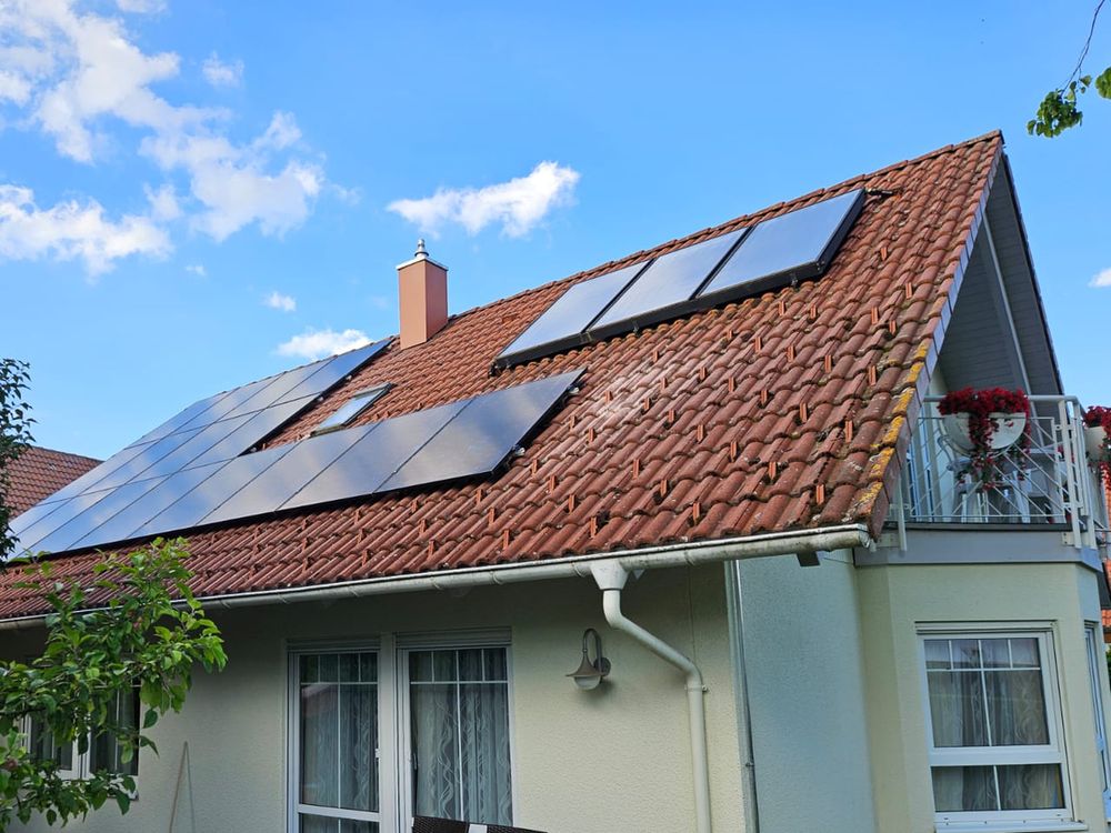 Satteldach mit Gaube, Module um die Dachfenster geplant