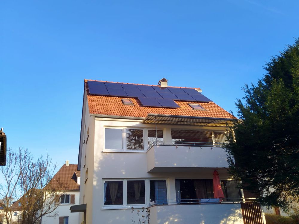 Anlage auf dem Ziegeldach eines Mehrfamilienhauses