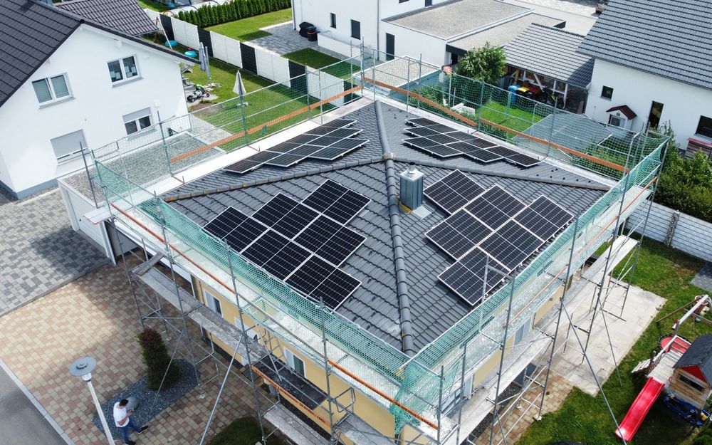 Photovoltaik-Anlage von Koch Energie auf einem Walmdach, aus der Luft fotografiert