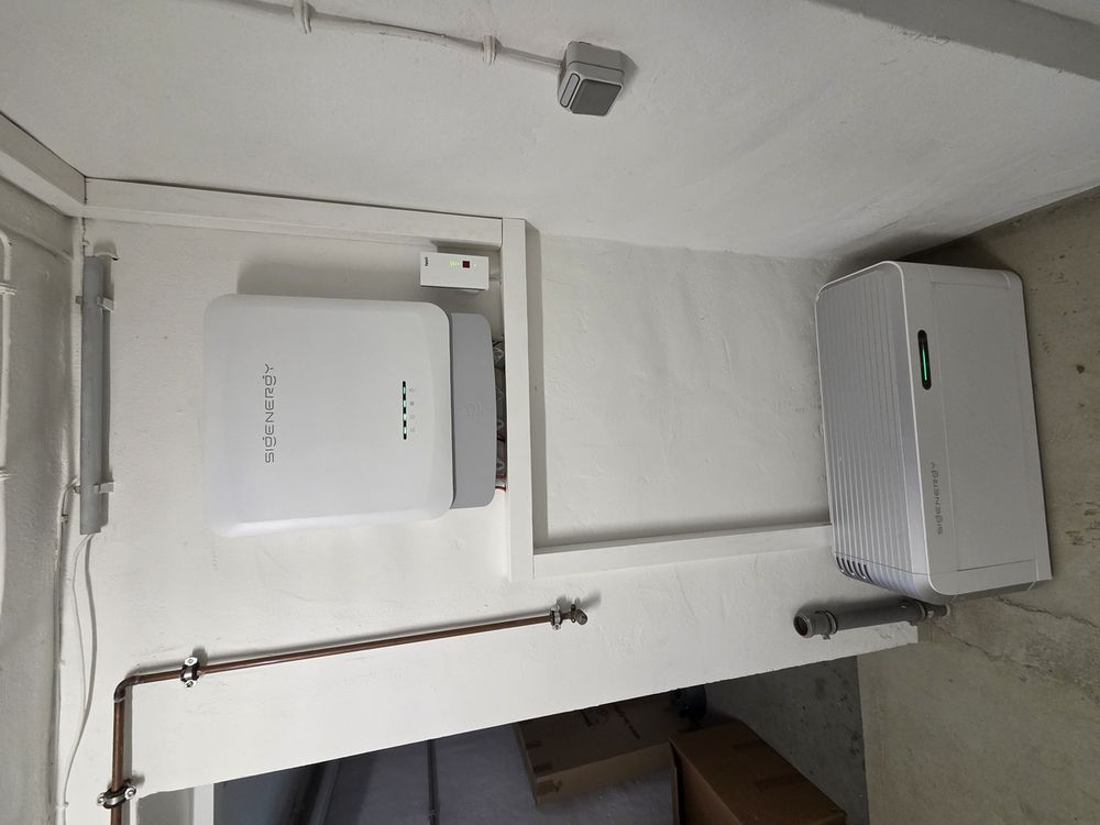 Stromspeicher und Wechselrichter im Technikraum, installiert von Koch Energie