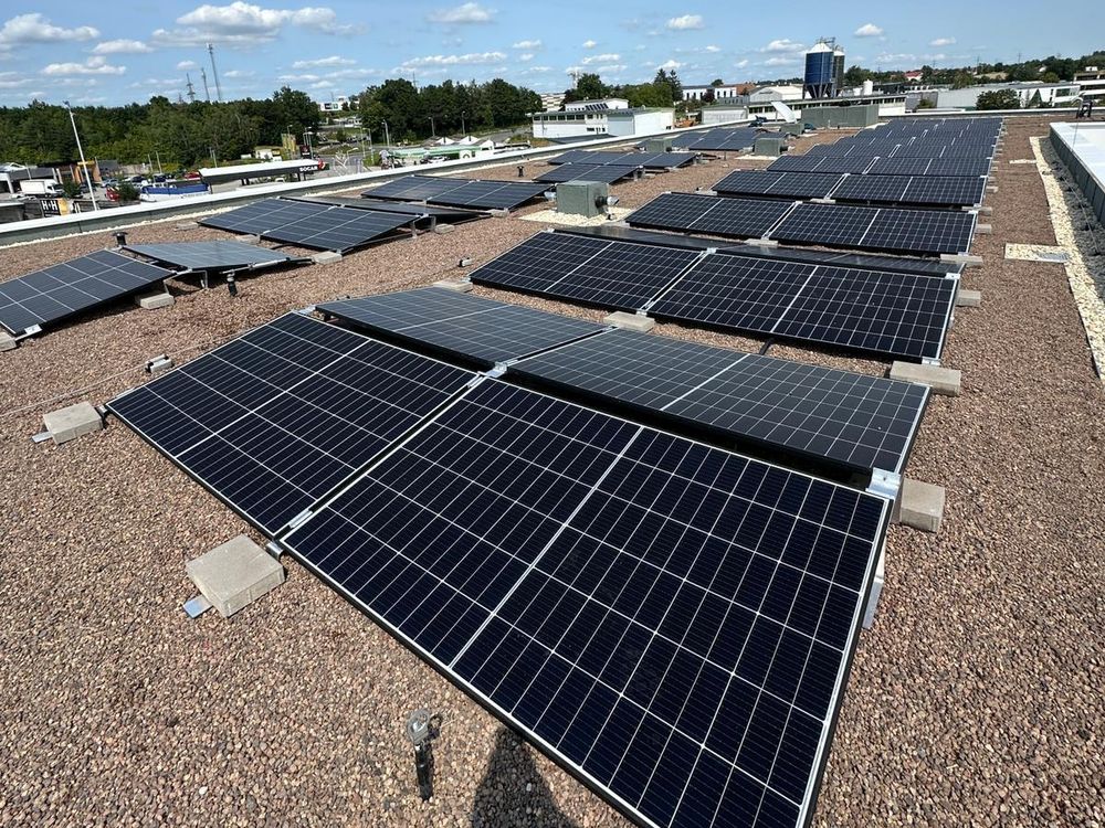 Aufgeständerte Photovoltaik-Anlage auf einem Gewerbe-Flachdach – Projekt von Koch Energie